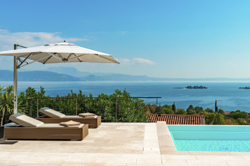 Prestigious villa with pool and panoramic views 42743