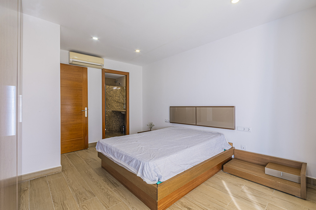 Four bedroom apartment by the seaside and famous Port Vell harbour
