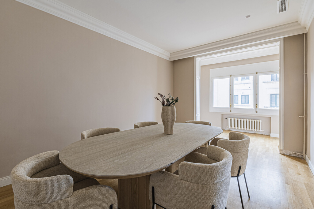 Renovated high-rise apartment in a stately building in Eixample.