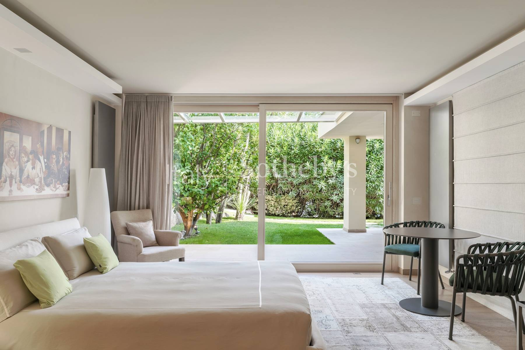 Prestigious villa with pool and panoramic views