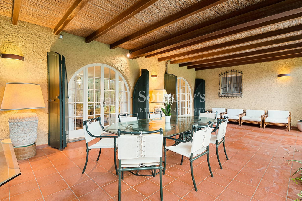 Elegant villa with garden steps away from the sea