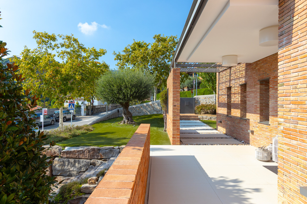 Extraordinary design house with swimming pool in the center of Alella-Costa BCN