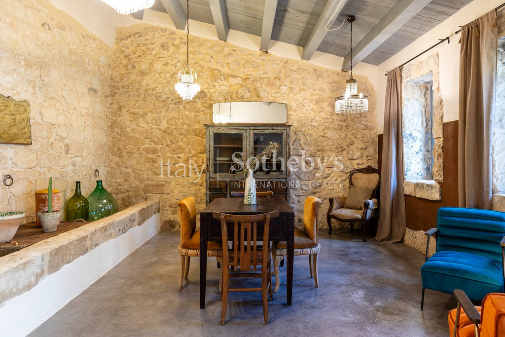 Prestigious farmhouse nestled in the countryside of Noto