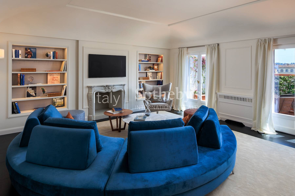 Stunning penthouse with panoramic views on the Lungarno