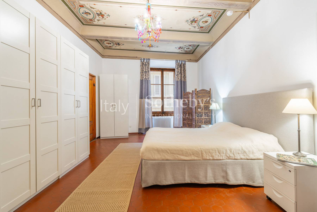 Frescoed Apartment in Historic Palazzo close to Piazza Santa Croce