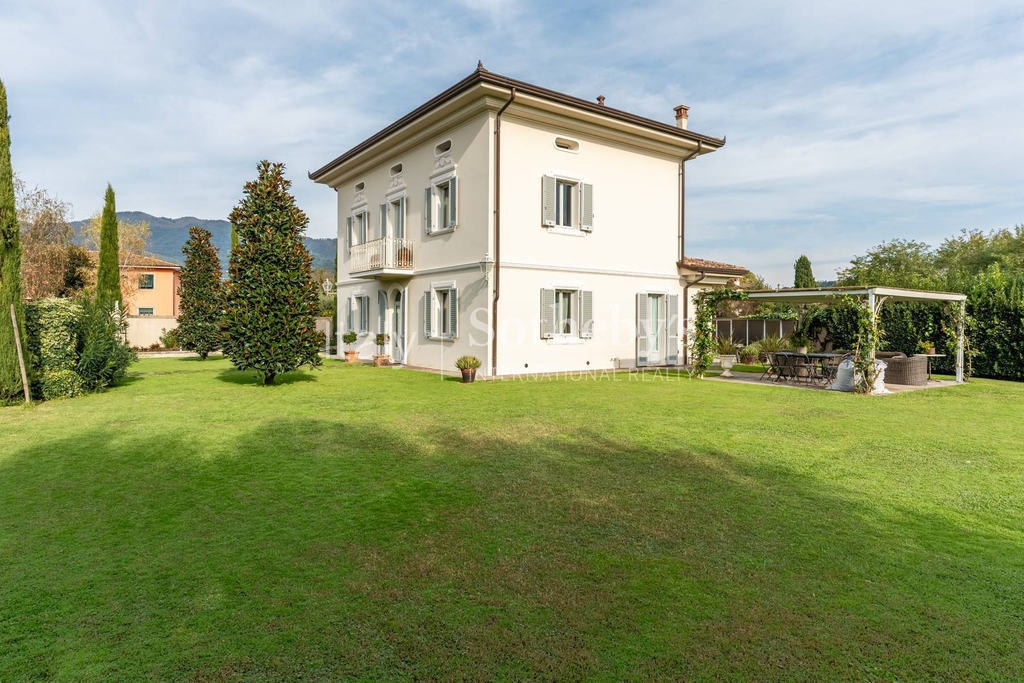 Charming Liberty-style Villa on the hills of Lucca