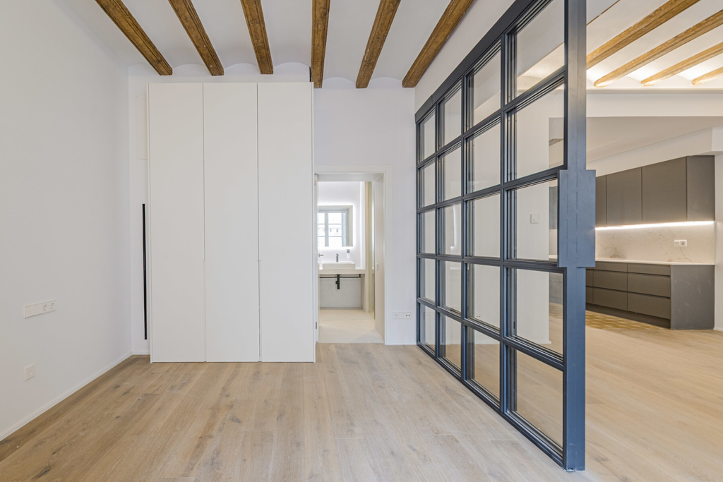 Great 2-bedroom apartment in a listed and renovated building in El Born