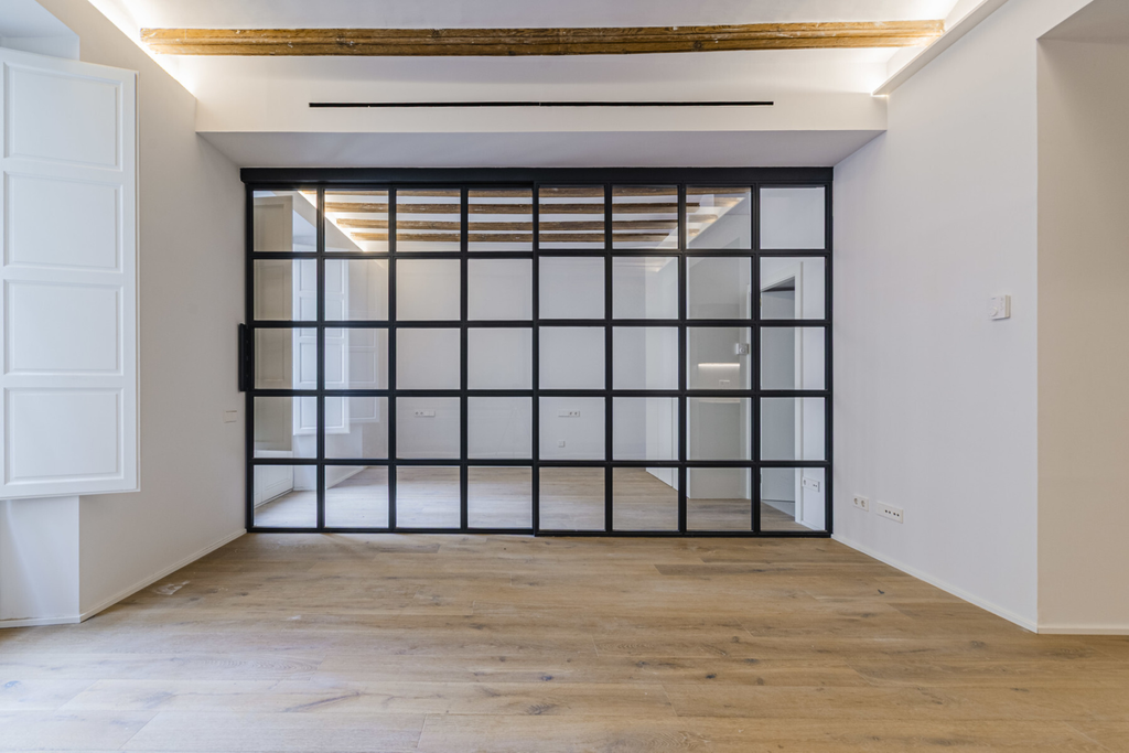 Great 2-bedroom apartment in a listed and renovated building in El Born