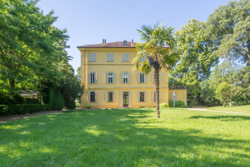 Elegant seventeenth-century villa surrounded by greenery 42887