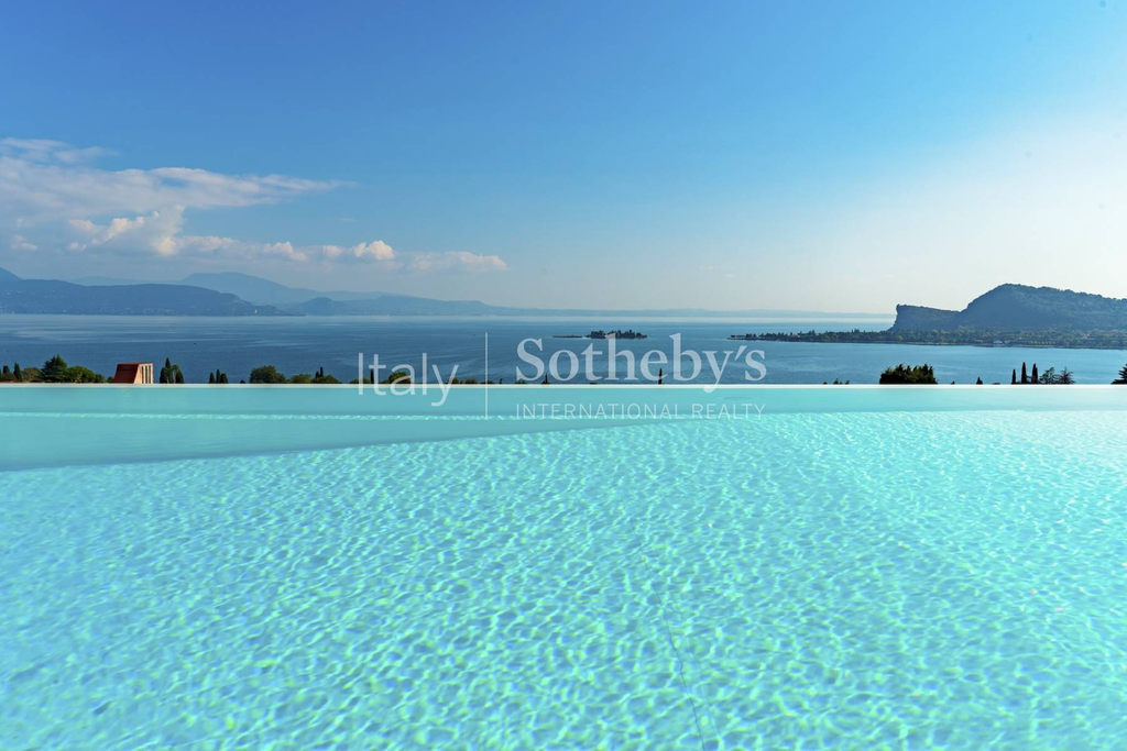 Prestigious villa with pool and panoramic views