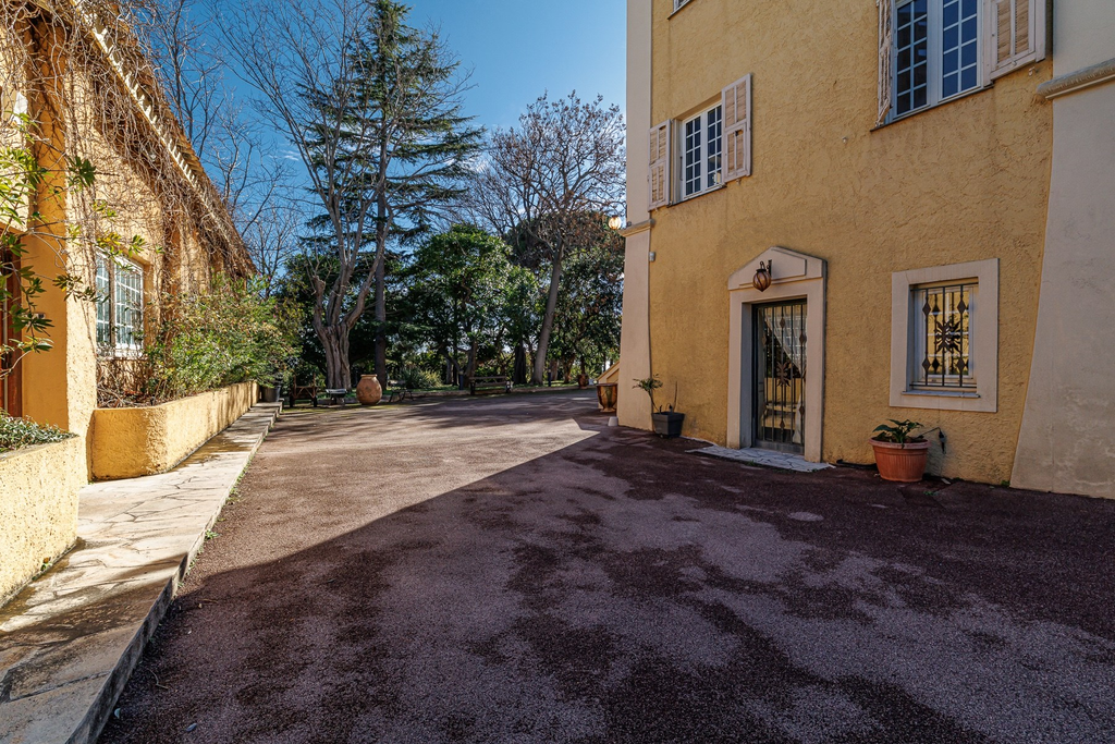 Historic estate with panoramic sea views for sale in Nice Fabron