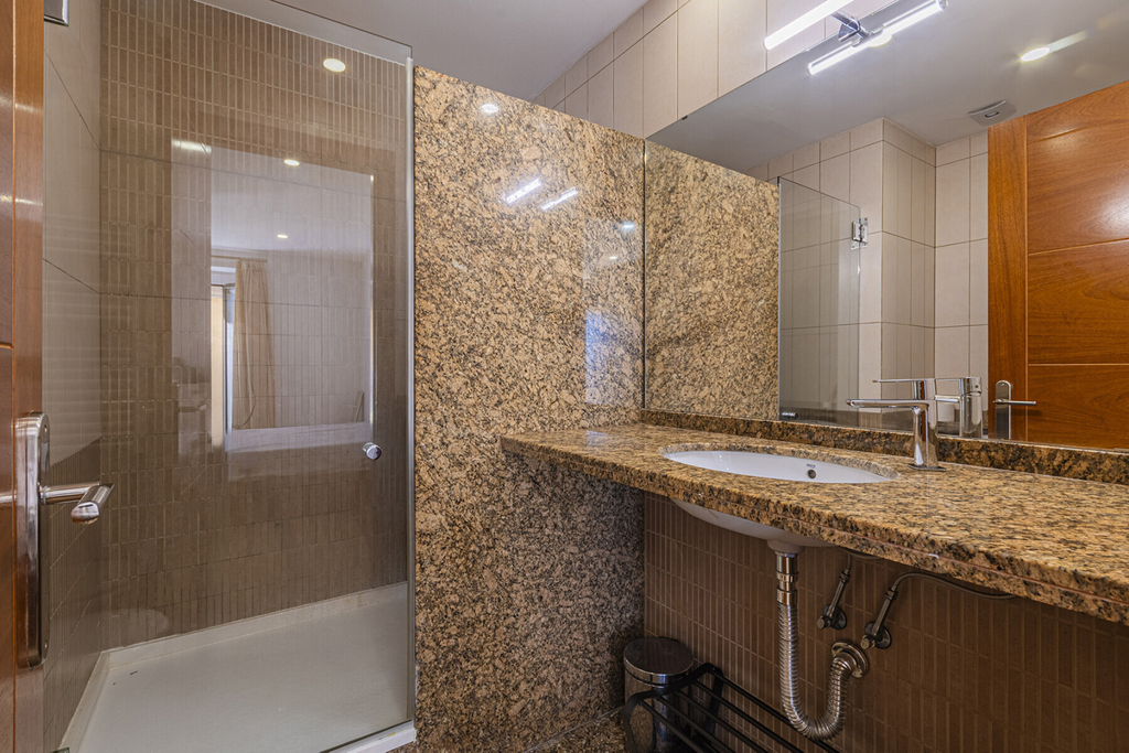 Four bedroom apartment by the seaside and famous Port Vell harbour