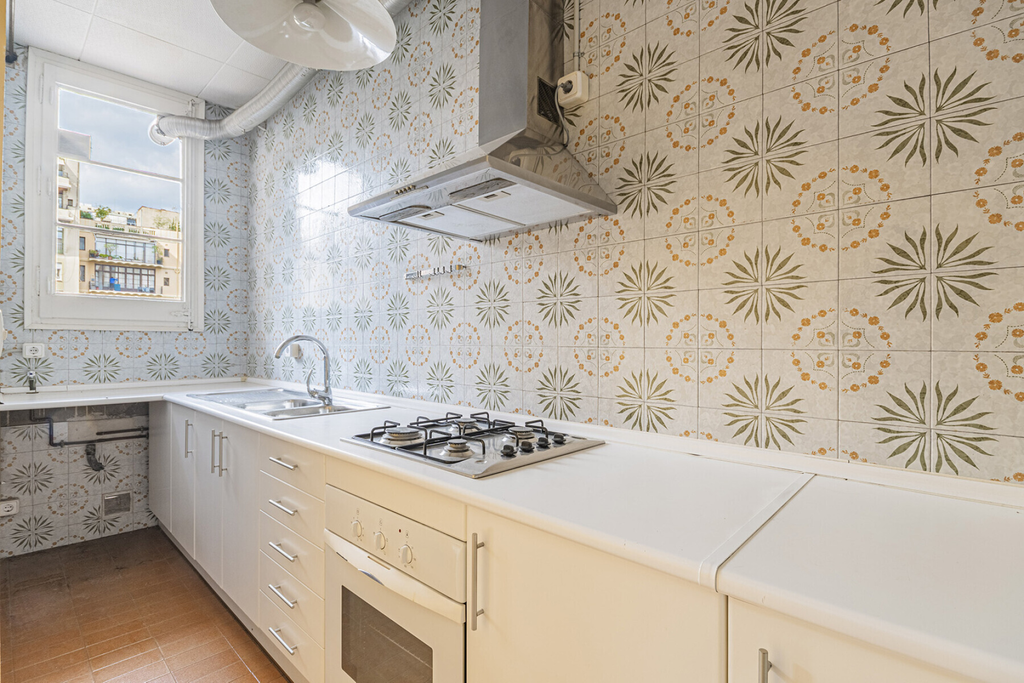 Historical apartment to renovate on prime location in Eixample