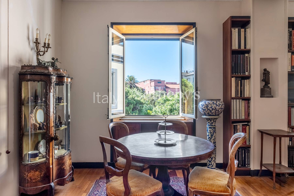 Charming penthouse in period building