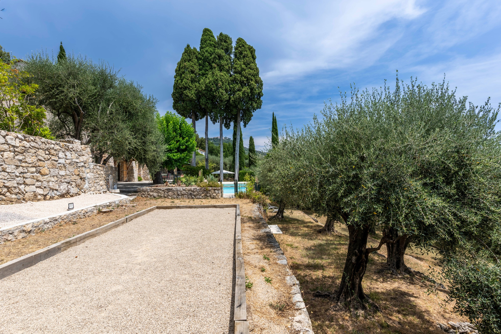 Реставрированная ферма XVIII века с оливковой рощей и бассейном в Спераседе