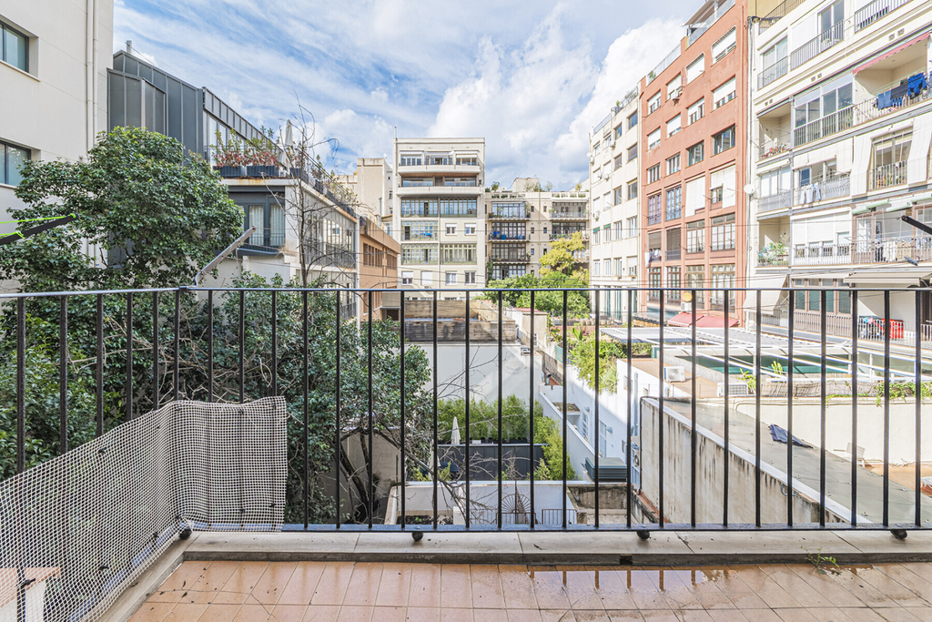 Historical apartment to renovate on prime location in Eixample