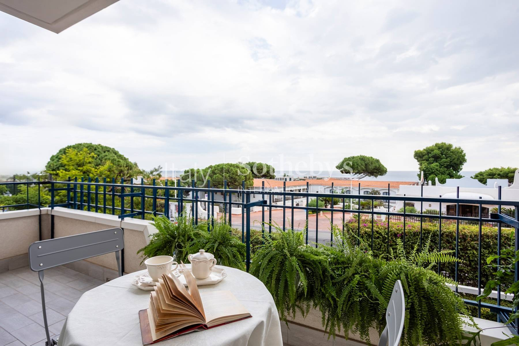Elegant seafront property on the cliffs of Catania