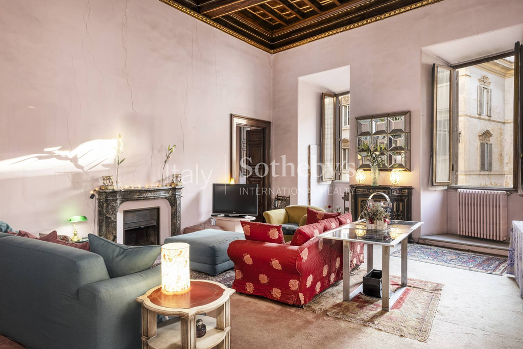 Apartment in noble palace in Piazza Campitelli