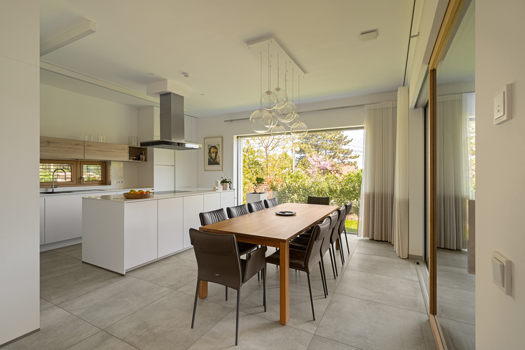 Contemporary Hillside Residence with Panoramic Green Views in Testvérhegy, Budapest III