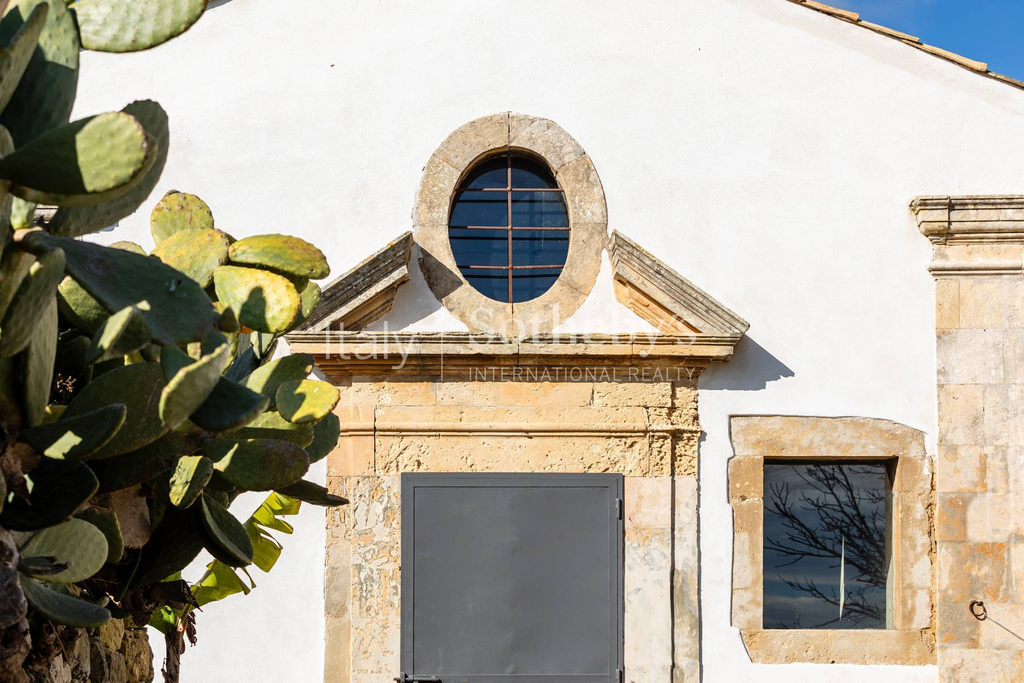 Prestigious farmhouse nestled in the countryside of Noto
