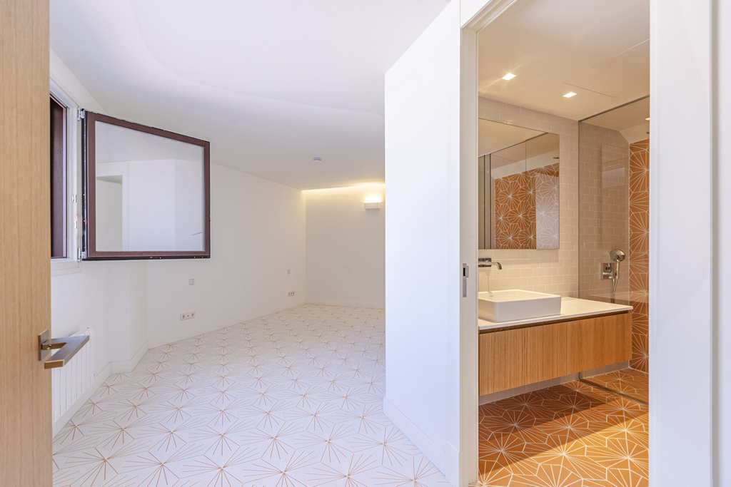 Bright apartment in luxury development in Eixample Dreta
