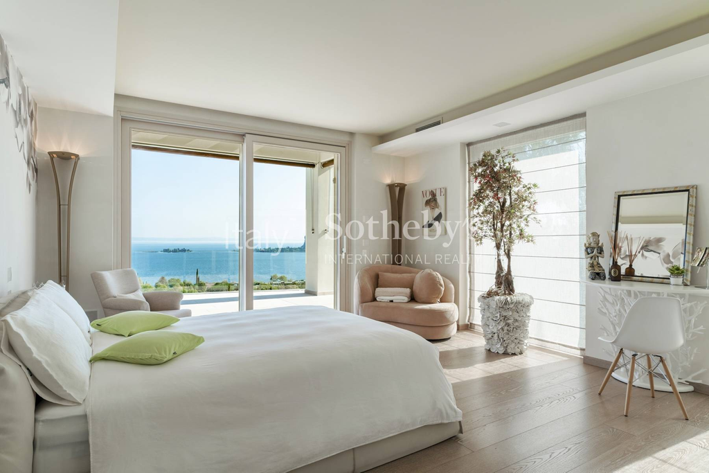 Prestigious villa with pool and panoramic views