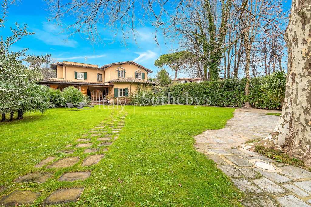 Elegant villa with garden steps away from the sea