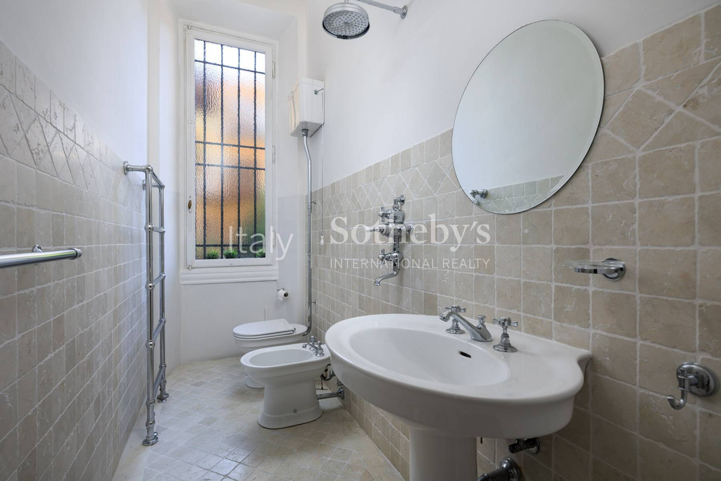 A refined and elegant apartment in heart of Florence