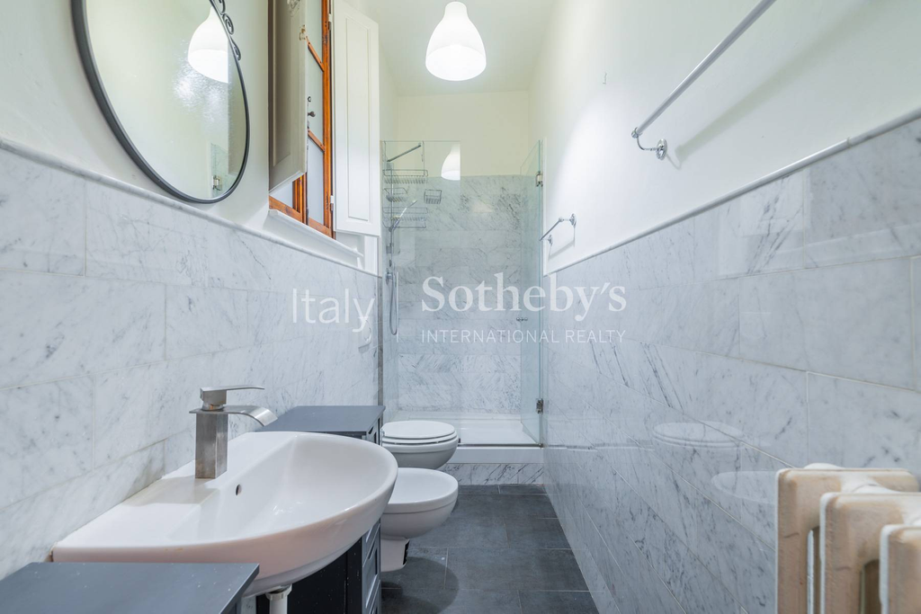 Frescoed Apartment in Historic Palazzo close to Piazza Santa Croce