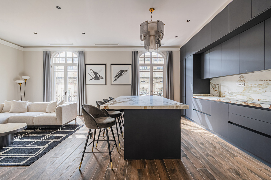 Extraordinary corner apartment on high floor with sea-views