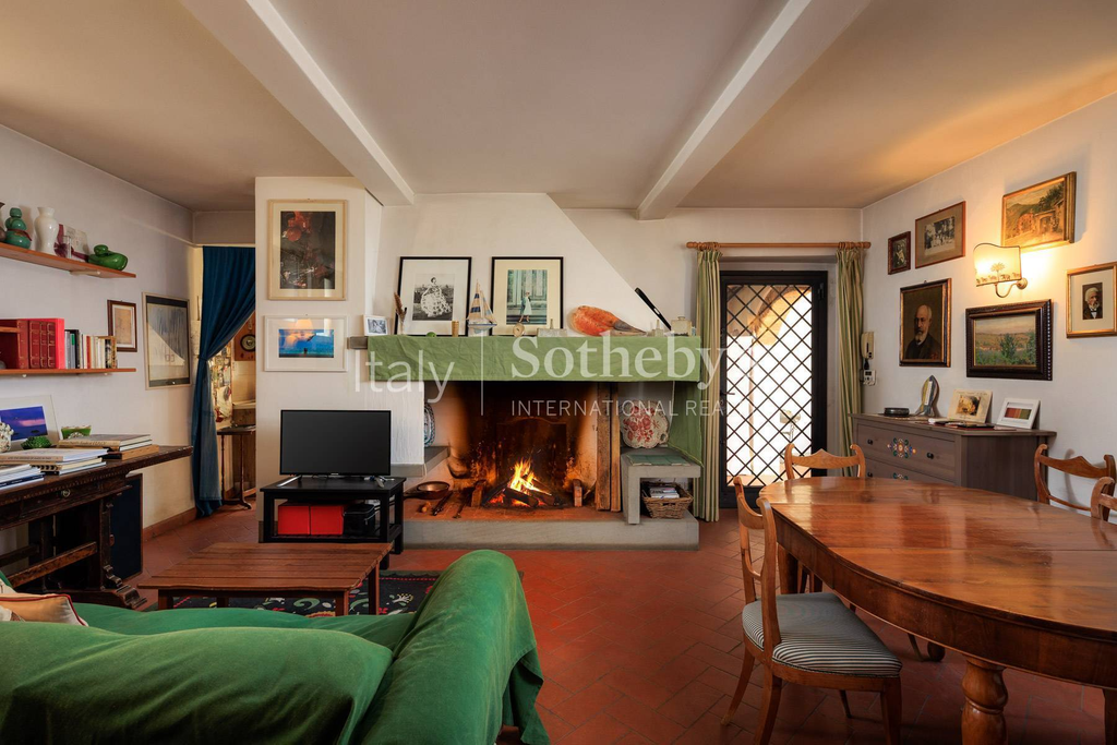 Ancient villa from the 1200s in a prestigious hilly area