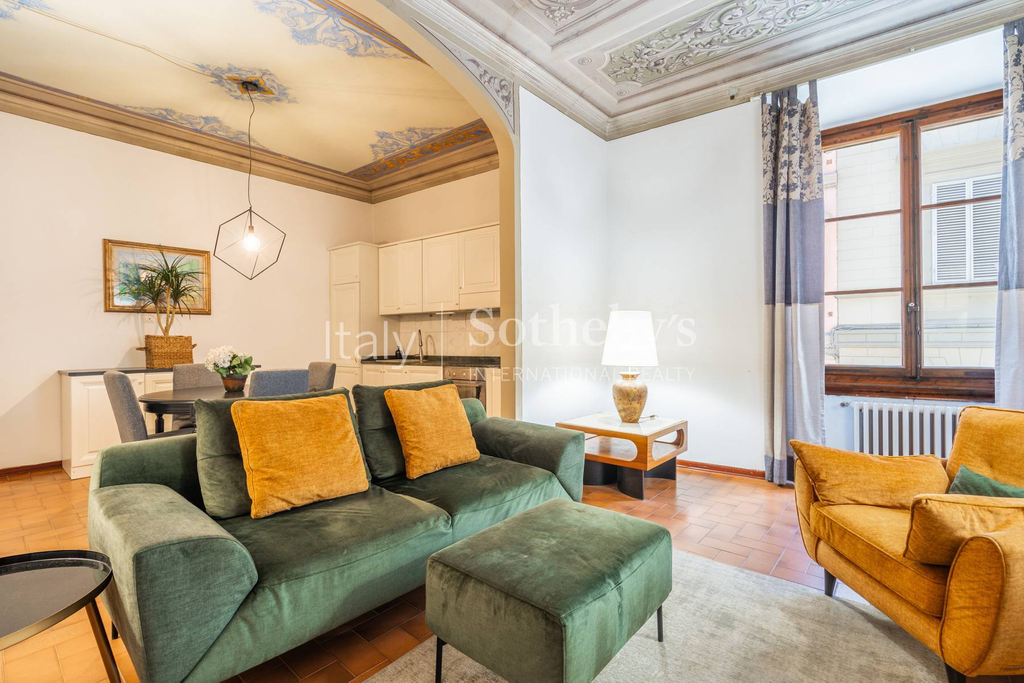 Frescoed Apartment in Historic Palazzo close to Piazza Santa Croce