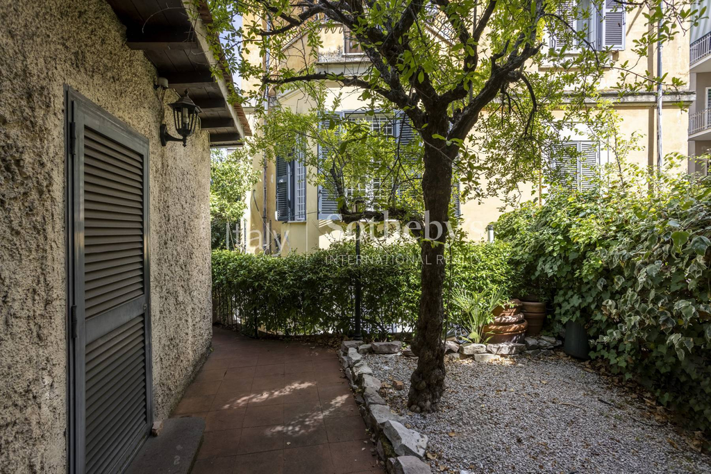 Elegant apartment with private garden