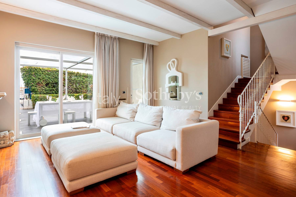 Elegant seafront property on the cliffs of Catania