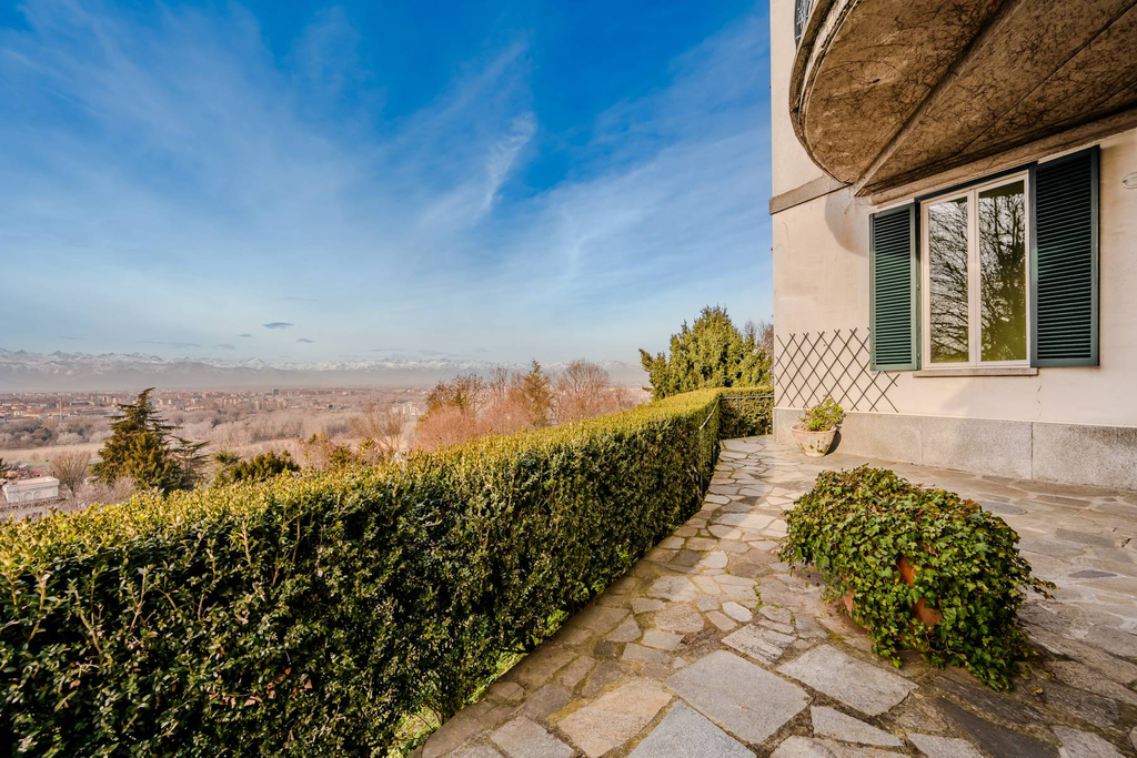 Apartment with Garden and Views over the Turin Hills