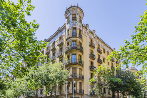 Renovated high-rise apartment in a stately building in Eixample. 42870