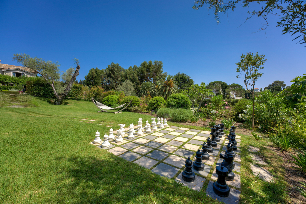 La Ferme Blanche at Cap d'Antibes – Luxurious bastide, guest house, and Mediter…