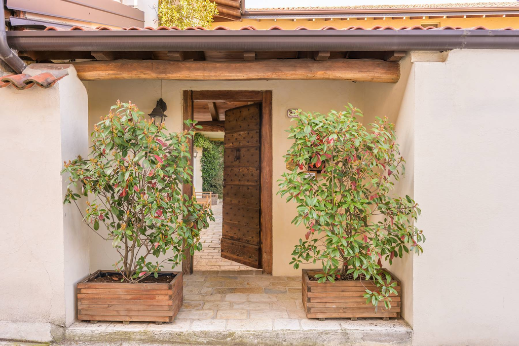 Prestigious farmhouse renovated with charm