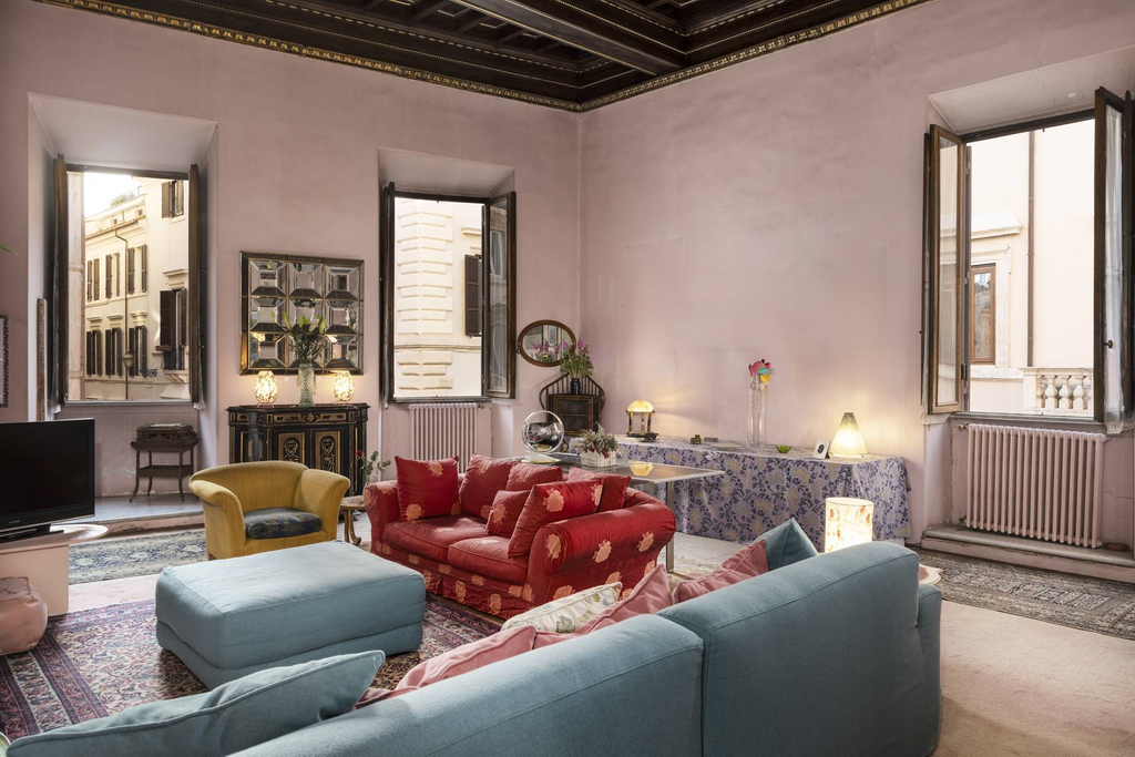 Apartment in noble palace in Piazza Campitelli