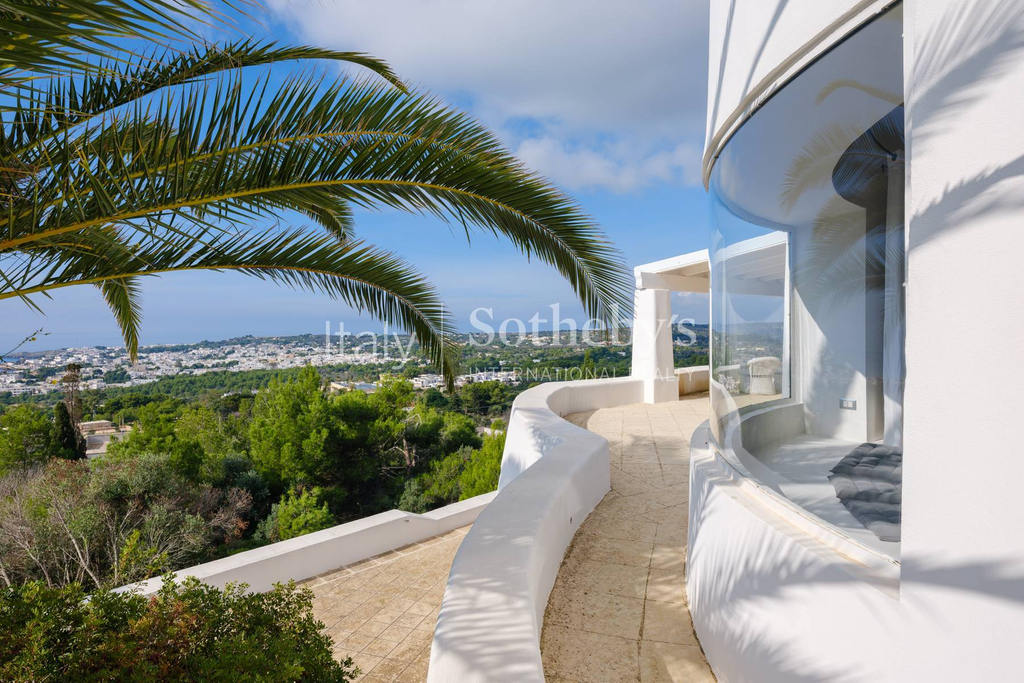 Elegant villa with a sea-view pool