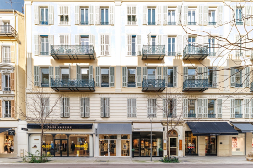 Nice Carré d'or, 300 sq.m floor plate in an elegant bourgeois building. 42850