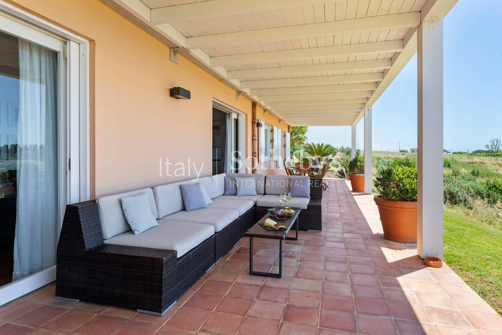 Stunning villa immersed in the countryside and overlooking the sea