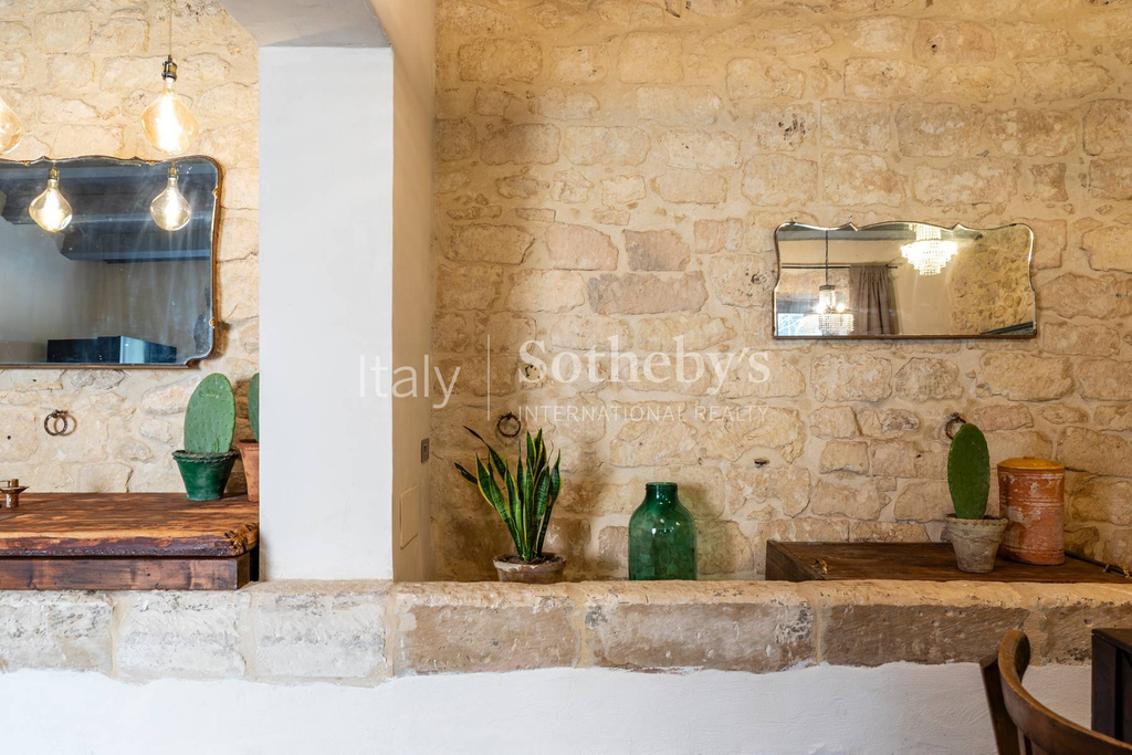 Prestigious farmhouse nestled in the countryside of Noto