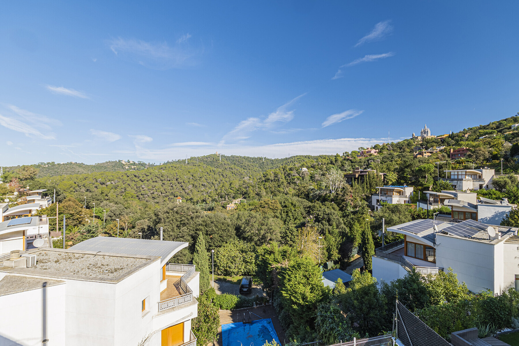 House in Vallvidrera with swimming pool and spectacular views of Tibidabo