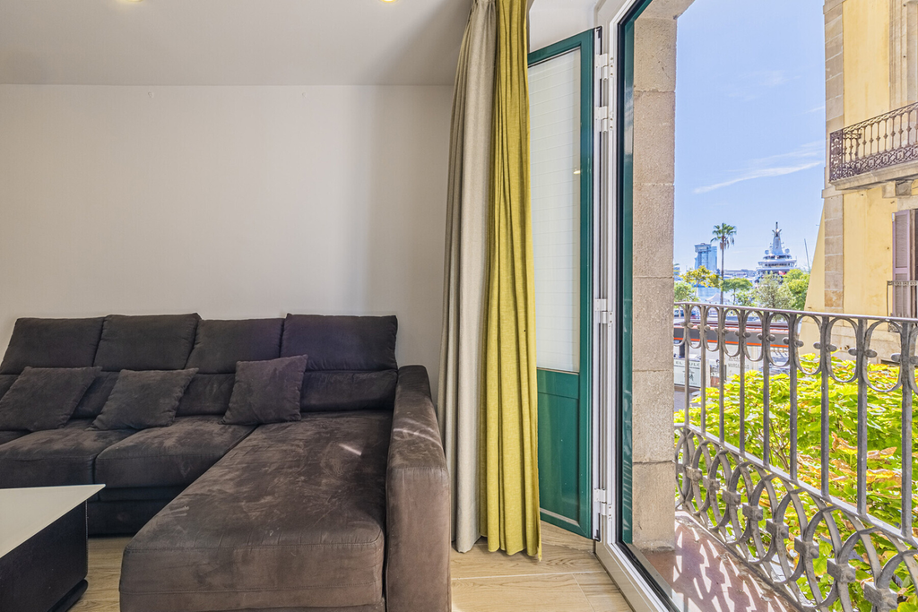 Four bedroom apartment by the seaside and famous Port Vell harbour