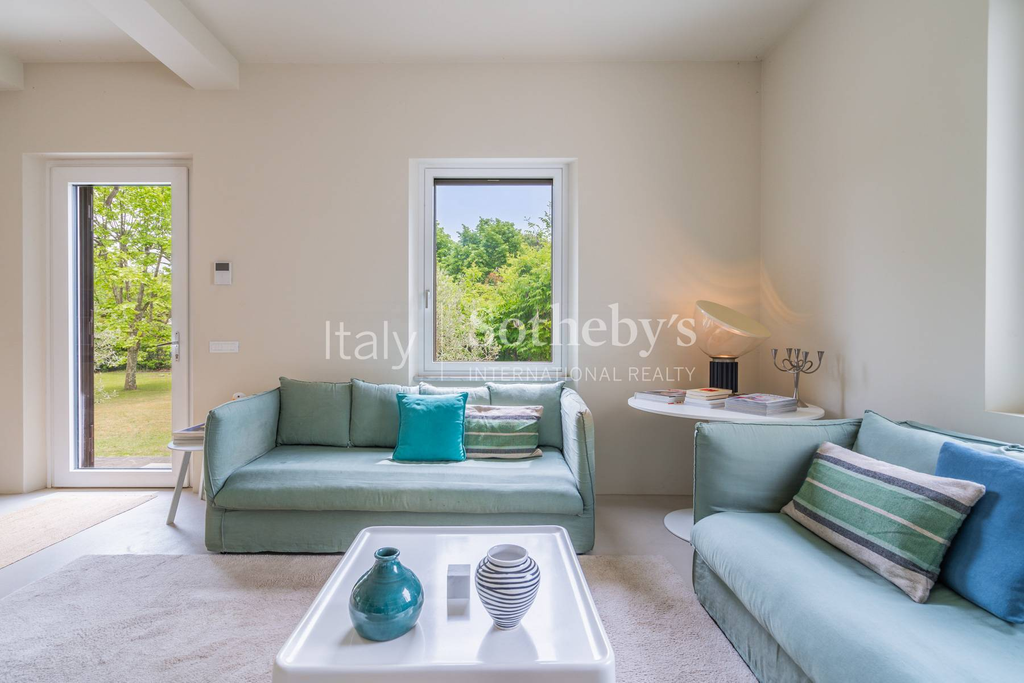 Refined villa with private garden near the sea