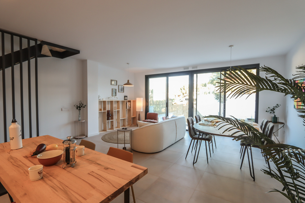 Modern house with luminous spaces and private garden in Sant Pere de Ribes