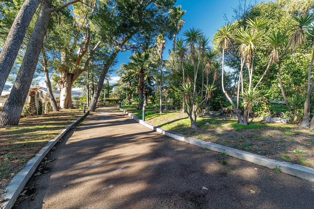 Historic estate with panoramic sea views for sale in Nice Fabron