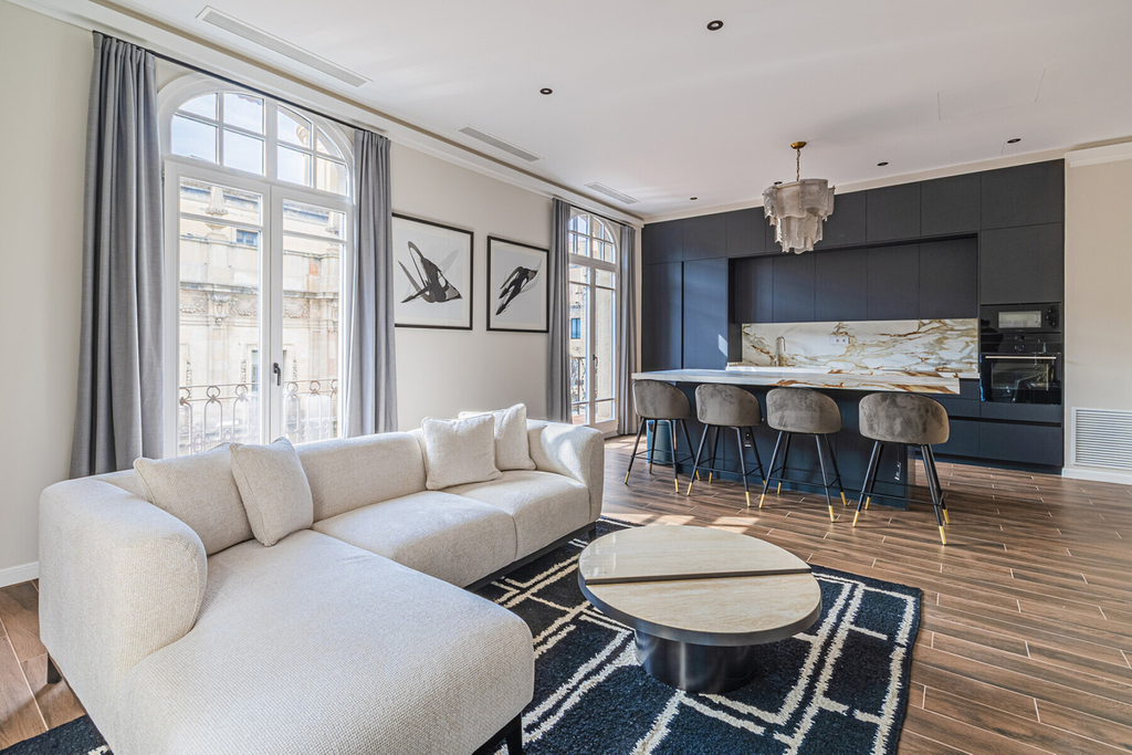 Extraordinary corner apartment on high floor with sea-views