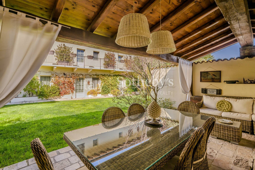 Prestigious farmhouse renovated with charm